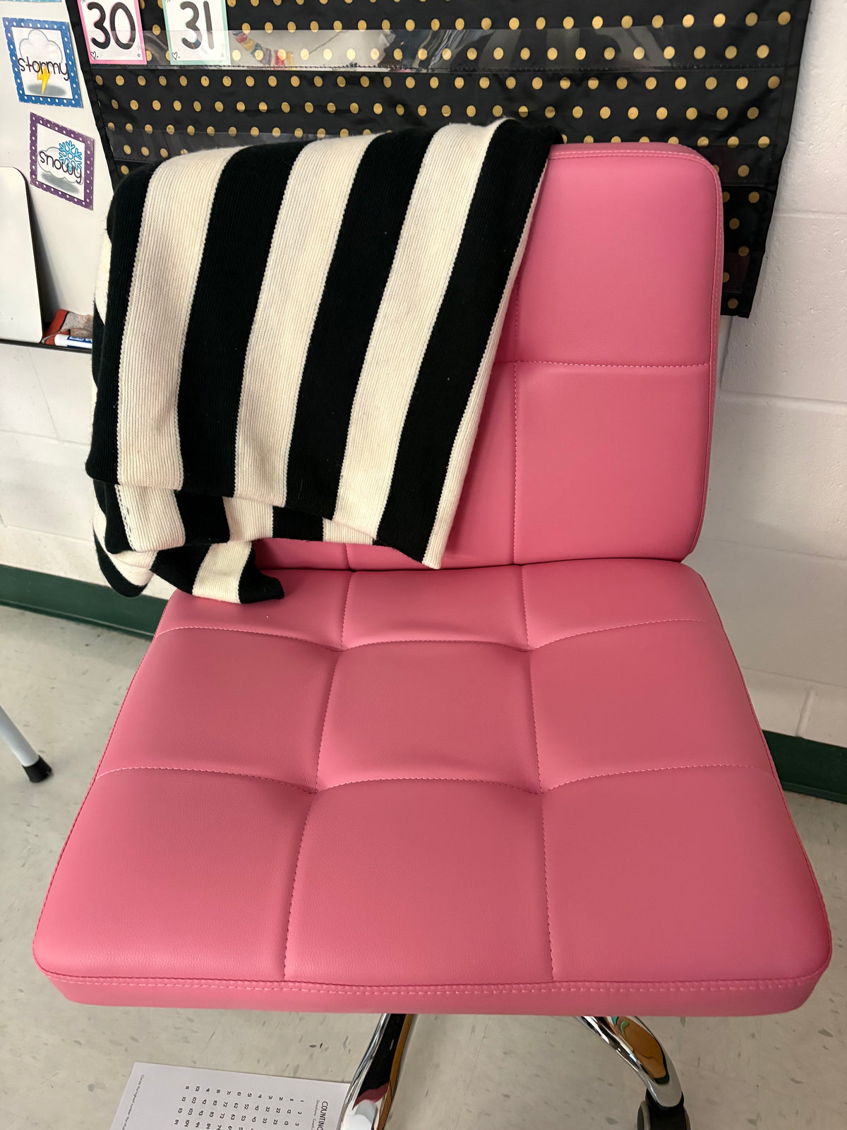 #34 New pink desk chair