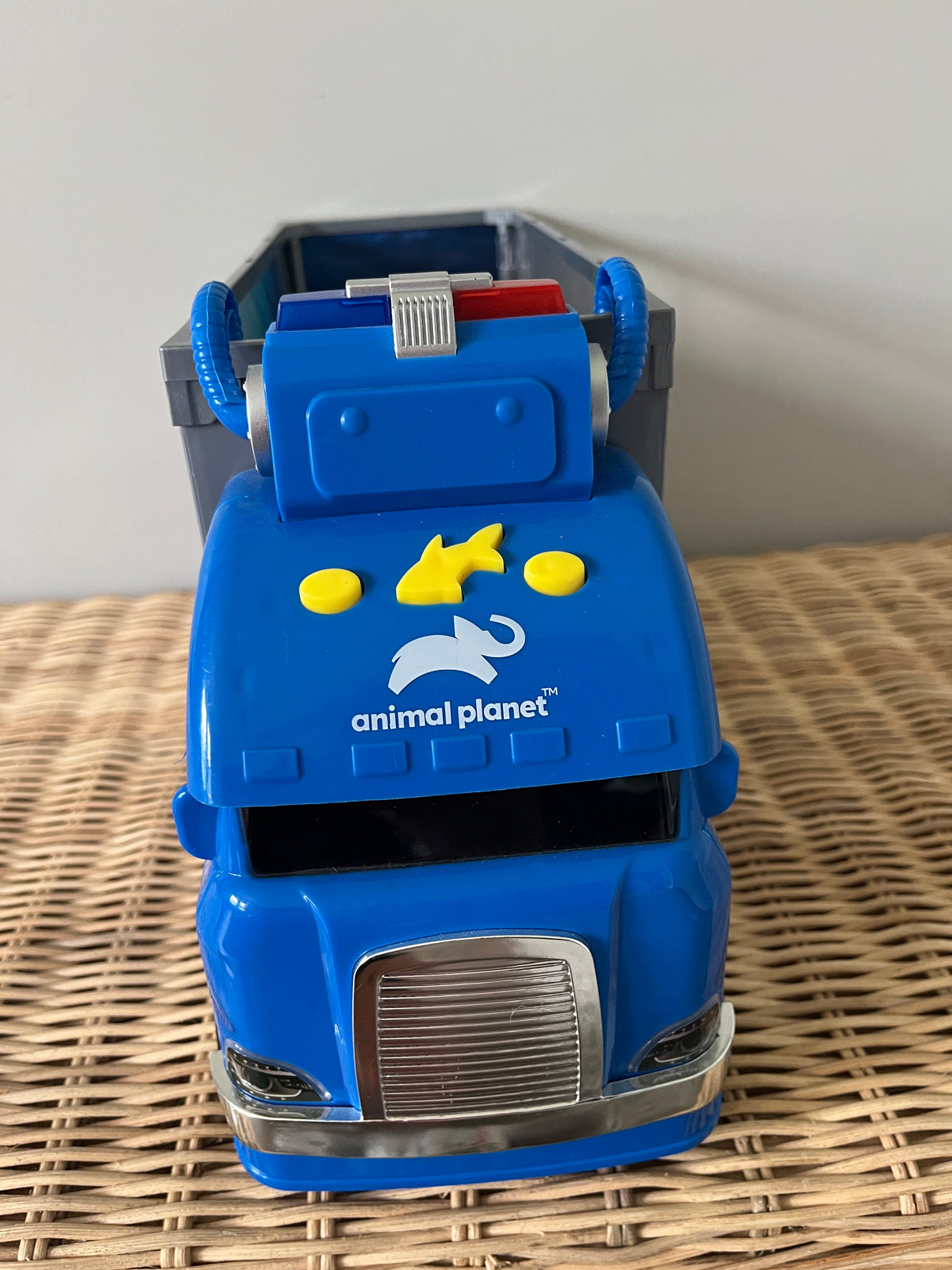 135 Animal planet boat and truck