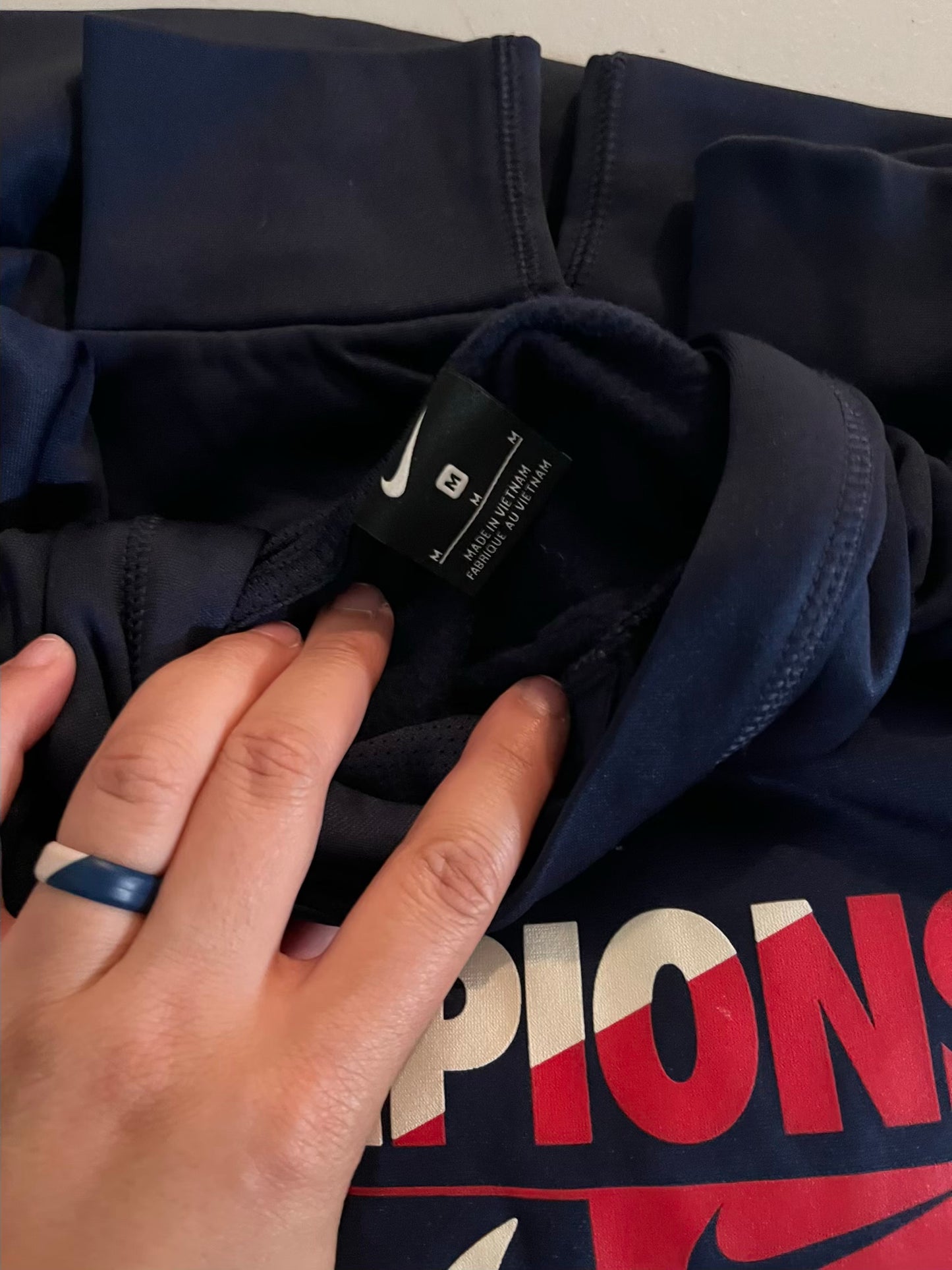 Seller #28 - Women's M Nike Atlanta Braves Hoodie - EUC