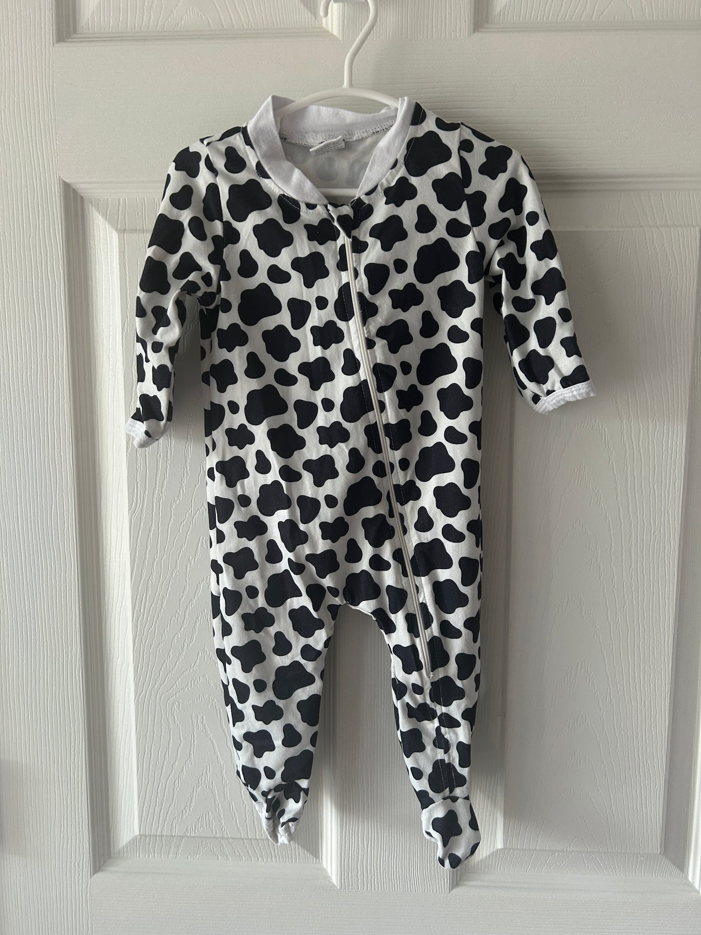 #63 baby cow footed pajamas size 70