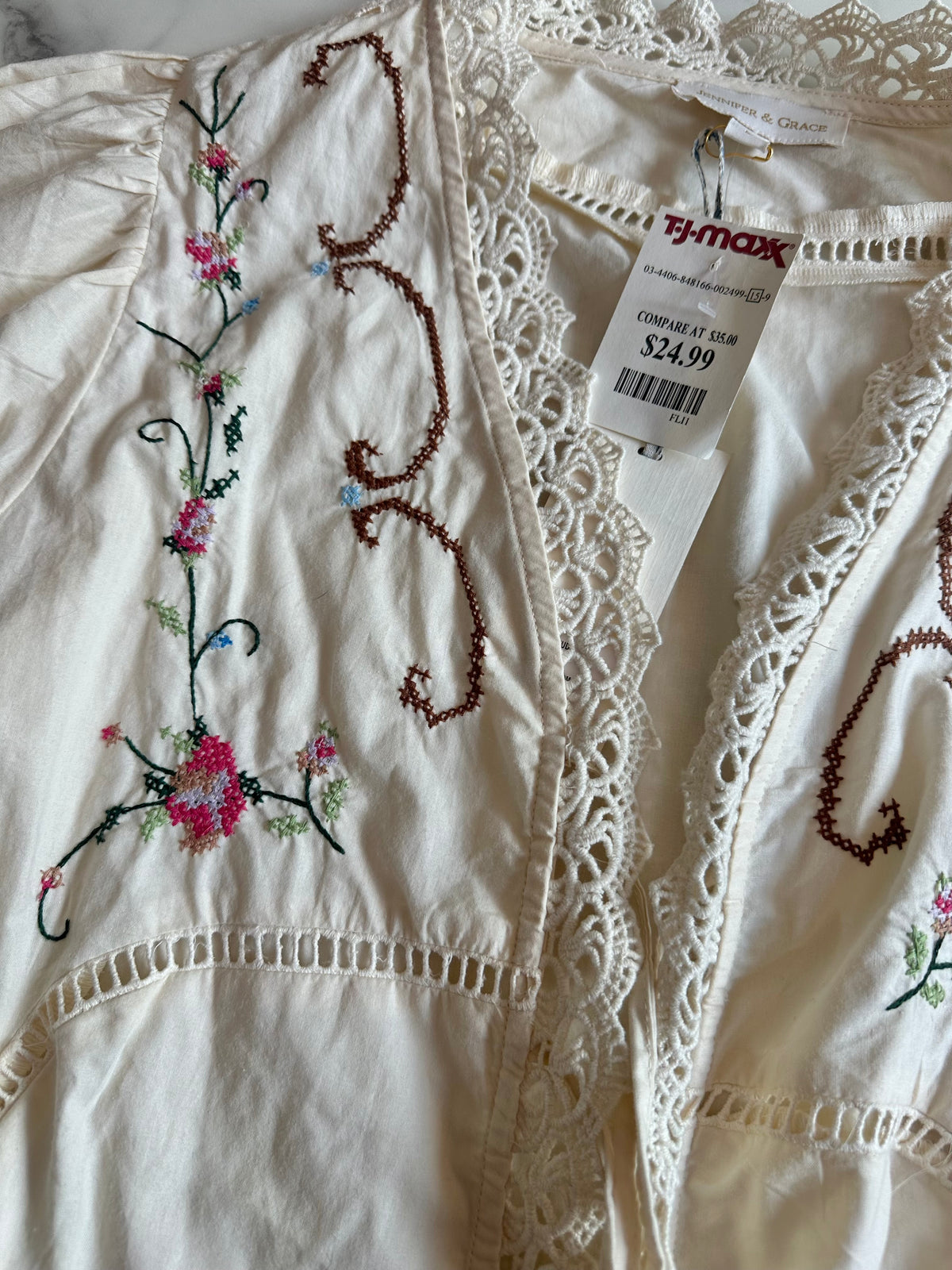 Seller #58 NWT Women’s Large cropped  floral embroidered top