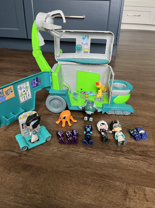 #124  PJ Masks Romeo Lab with 9 figures & accessories