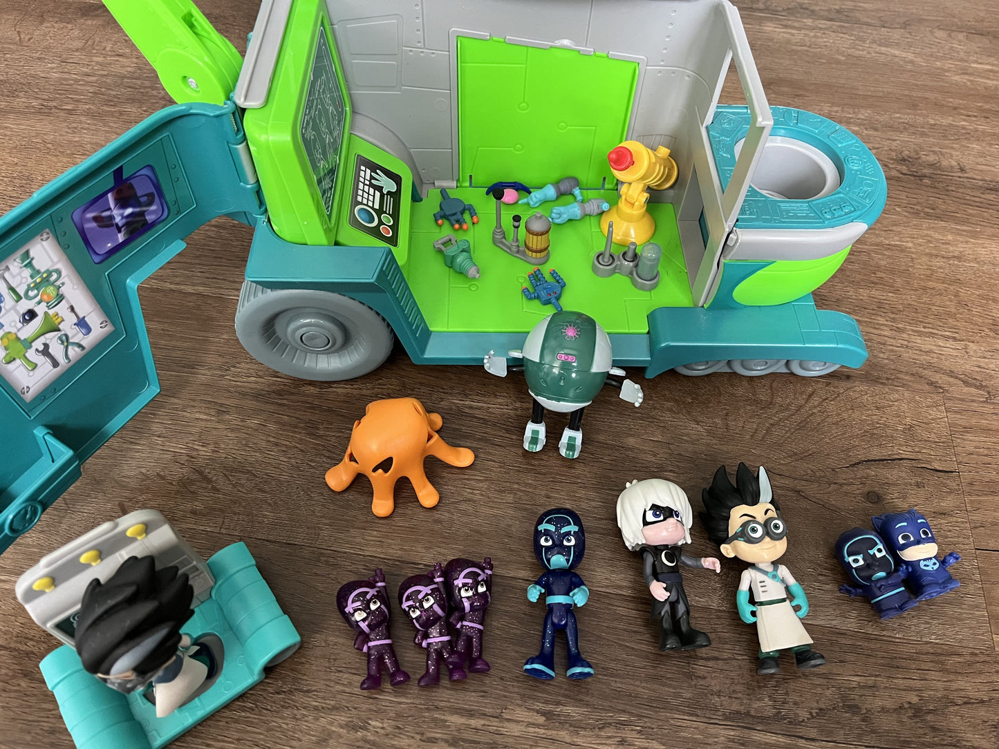 #124  PJ Masks Romeo Lab with 9 figures & accessories