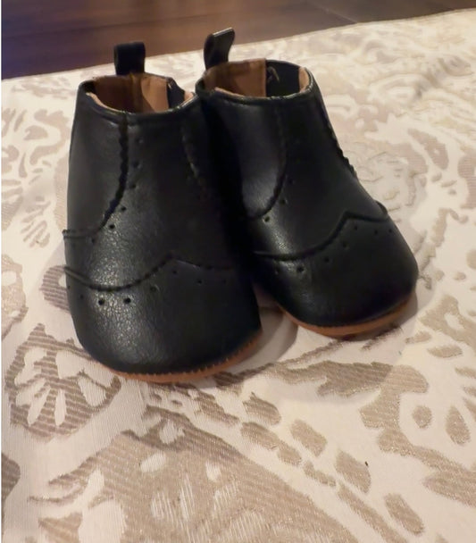 #51 REDUCED 6-12M Soft Sole Faux Leather Booties New Condition