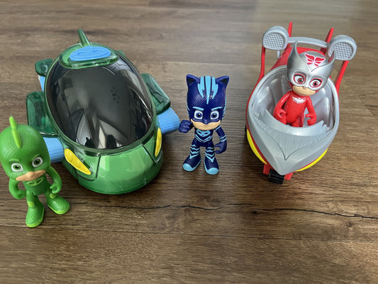 #124 PJ Masks Gekko Motorized Light up Racer & Owlette Vehicle Includes 3 Figures
