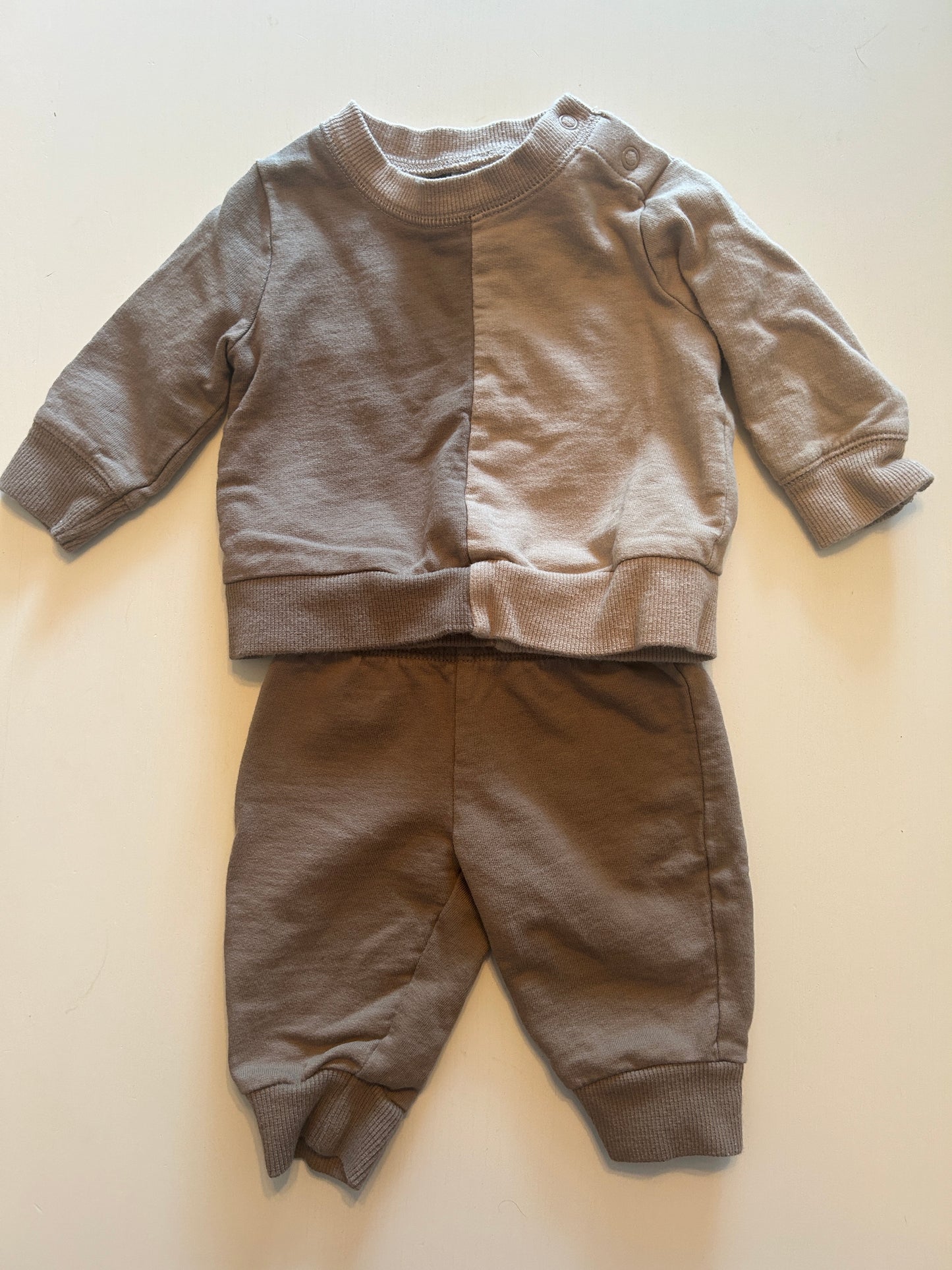 #63 Carters neutral outfit size 3 months