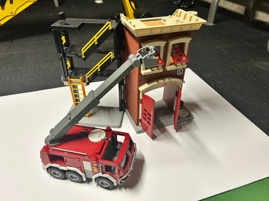 #70  Fire truck and firehouse set