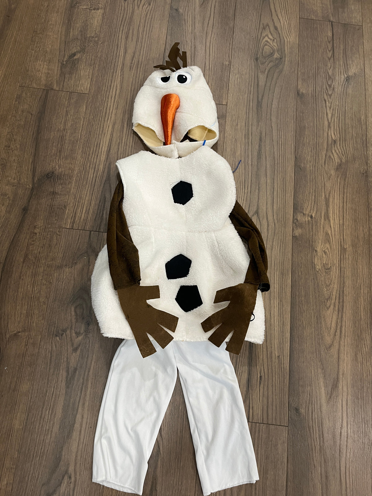 135 Olaf costume Size M 3T-4T, EUC