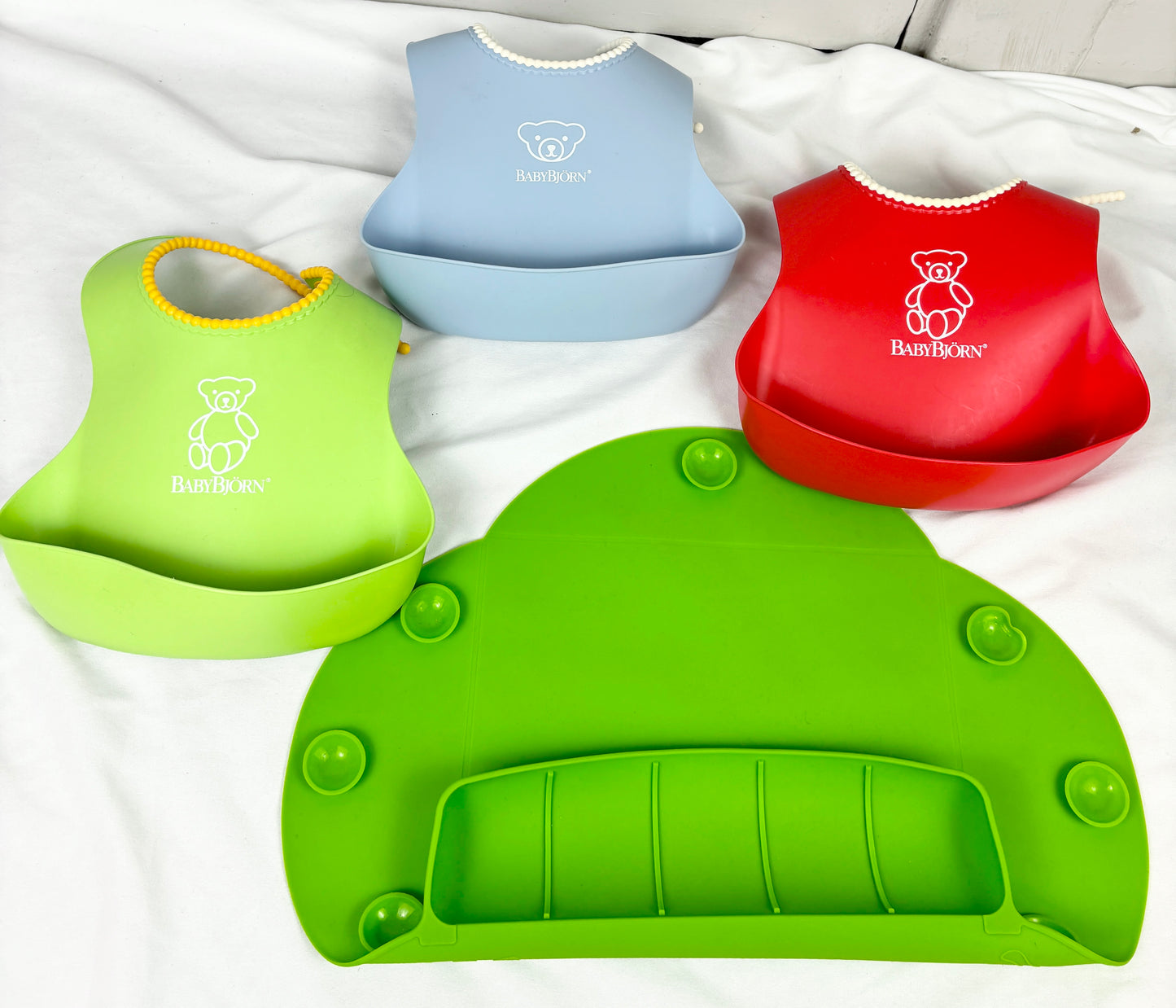 #14 BabyBjorn silicone Bibs and portable suction mat food catcher