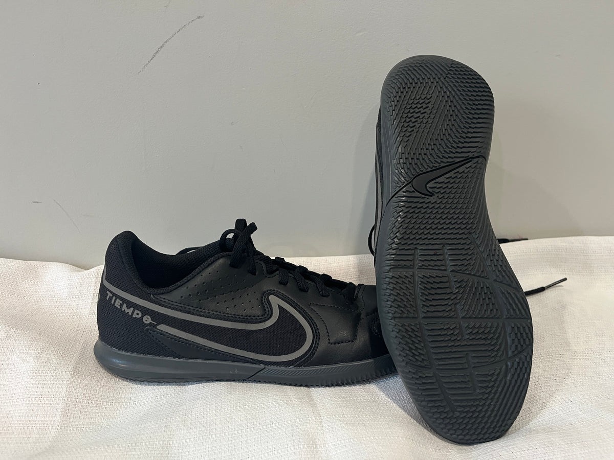 135 LN Nike Tempo all black shoes Size 5Y