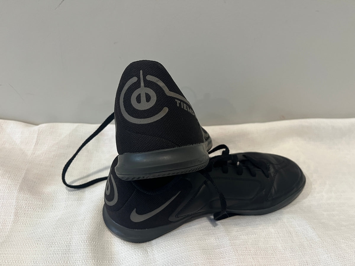 135 LN Nike Tempo all black shoes Size 5Y
