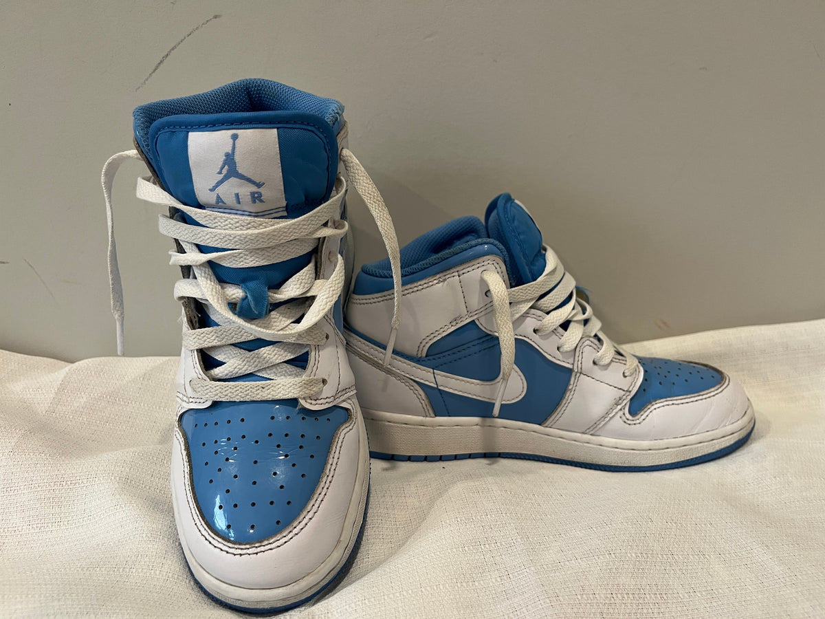 135 Nike jordans carolina blue and white, LN size 4Y