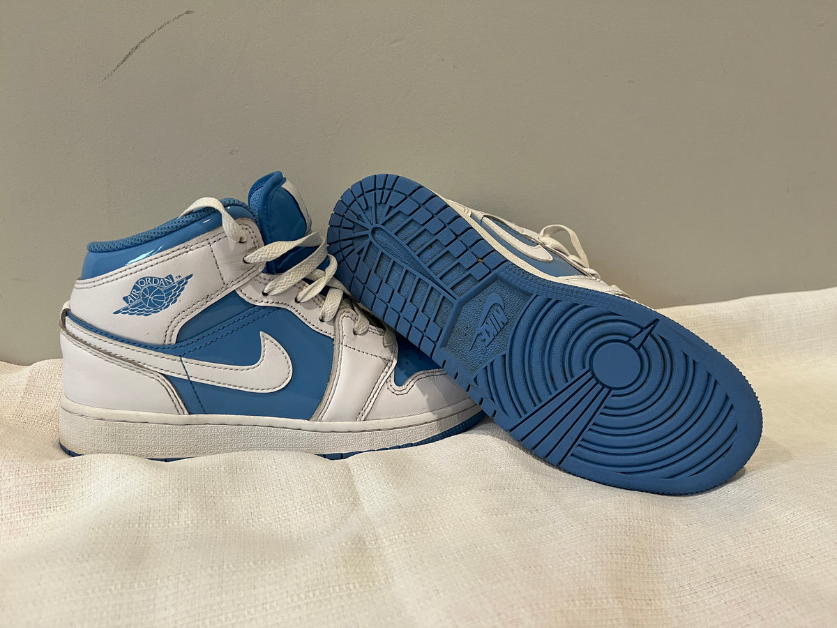 135 Nike jordans carolina blue and white, LN size 4Y