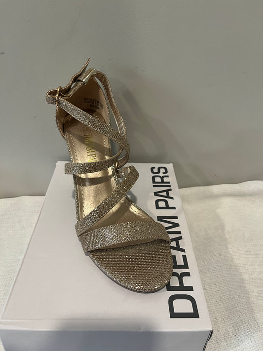 135 Women's size 6.5 gold strappy sandal brand: dream pairs, BNWT