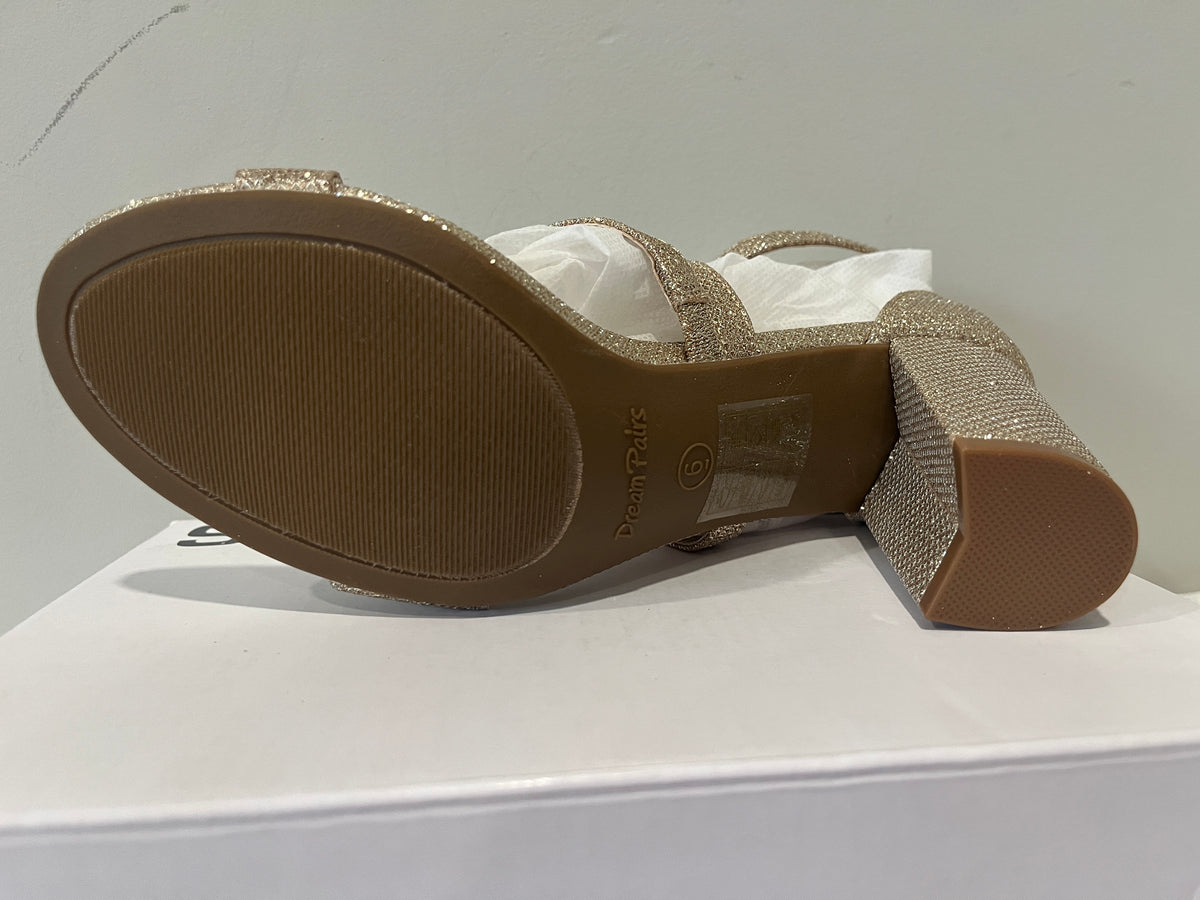 135 Women's size 6.5 gold strappy sandal brand: dream pairs, BNWT