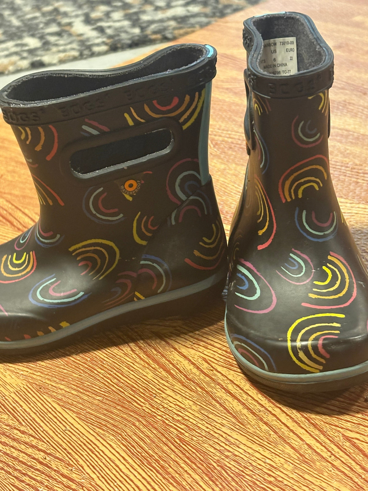 #34 Bogs 6t Rainbow Rain Boots