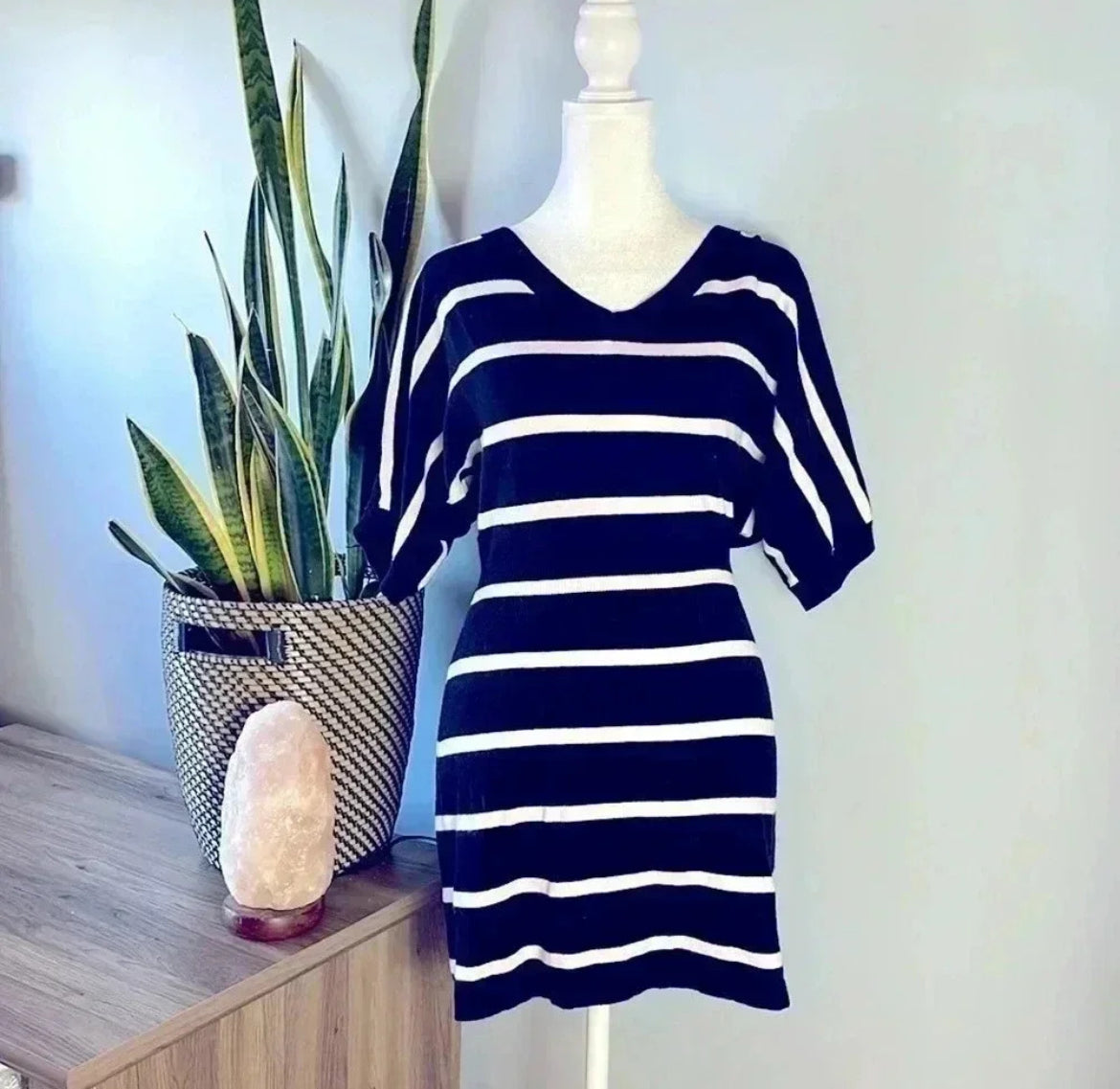 Seller #213 Express Womens Tunic Top Size XS Black White Stripe V Neck Casual Pullover dress EUC