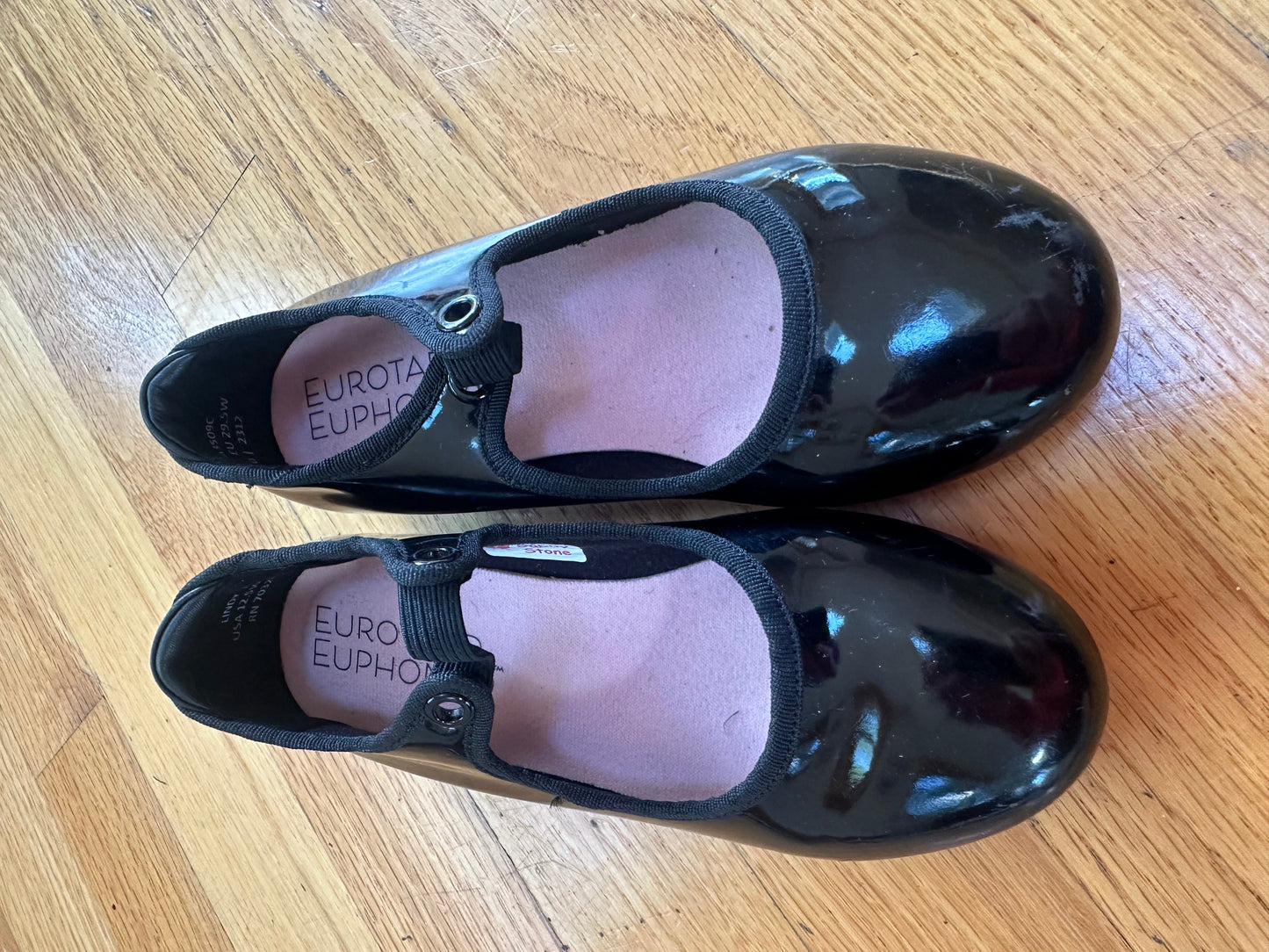 #104 girl tap shoes size 12.5 / EU 29.5