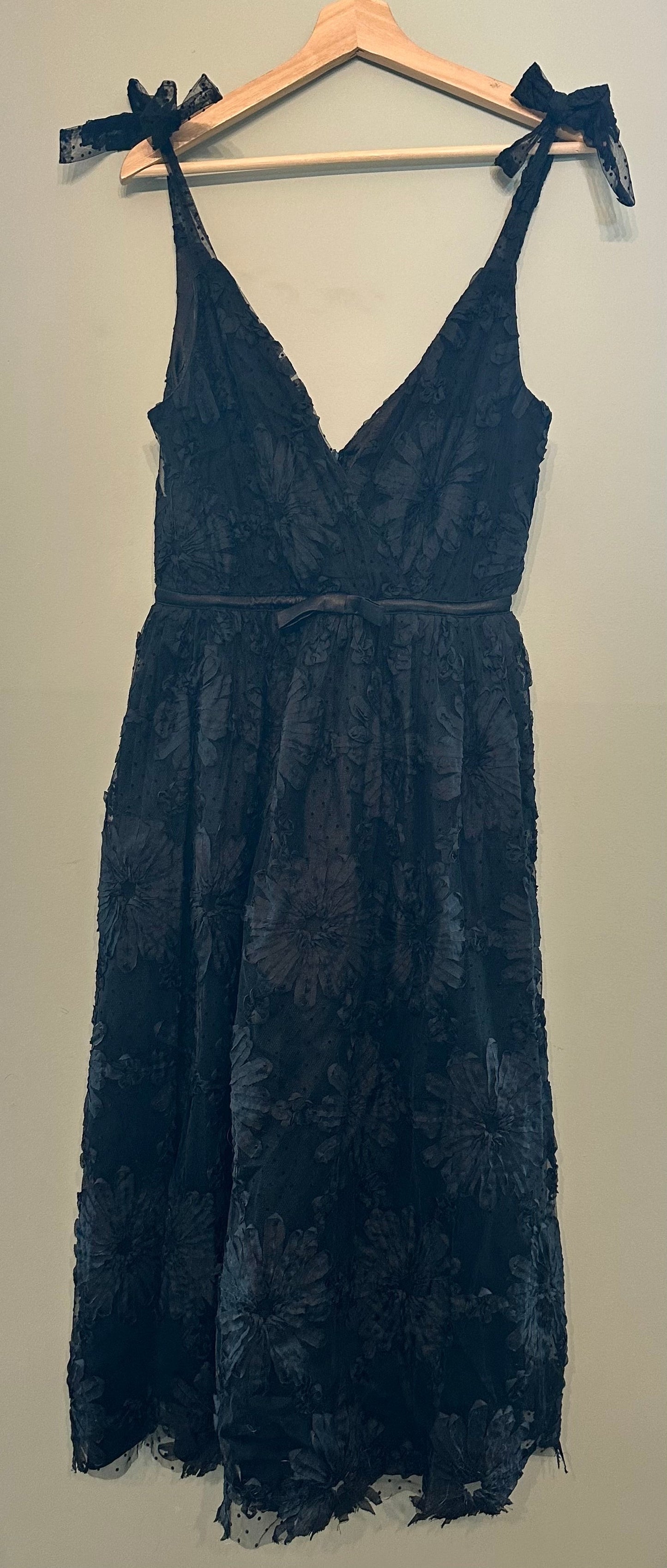 #65 Lulus Women’s Medium Black Floral Appliqué Midi Dress