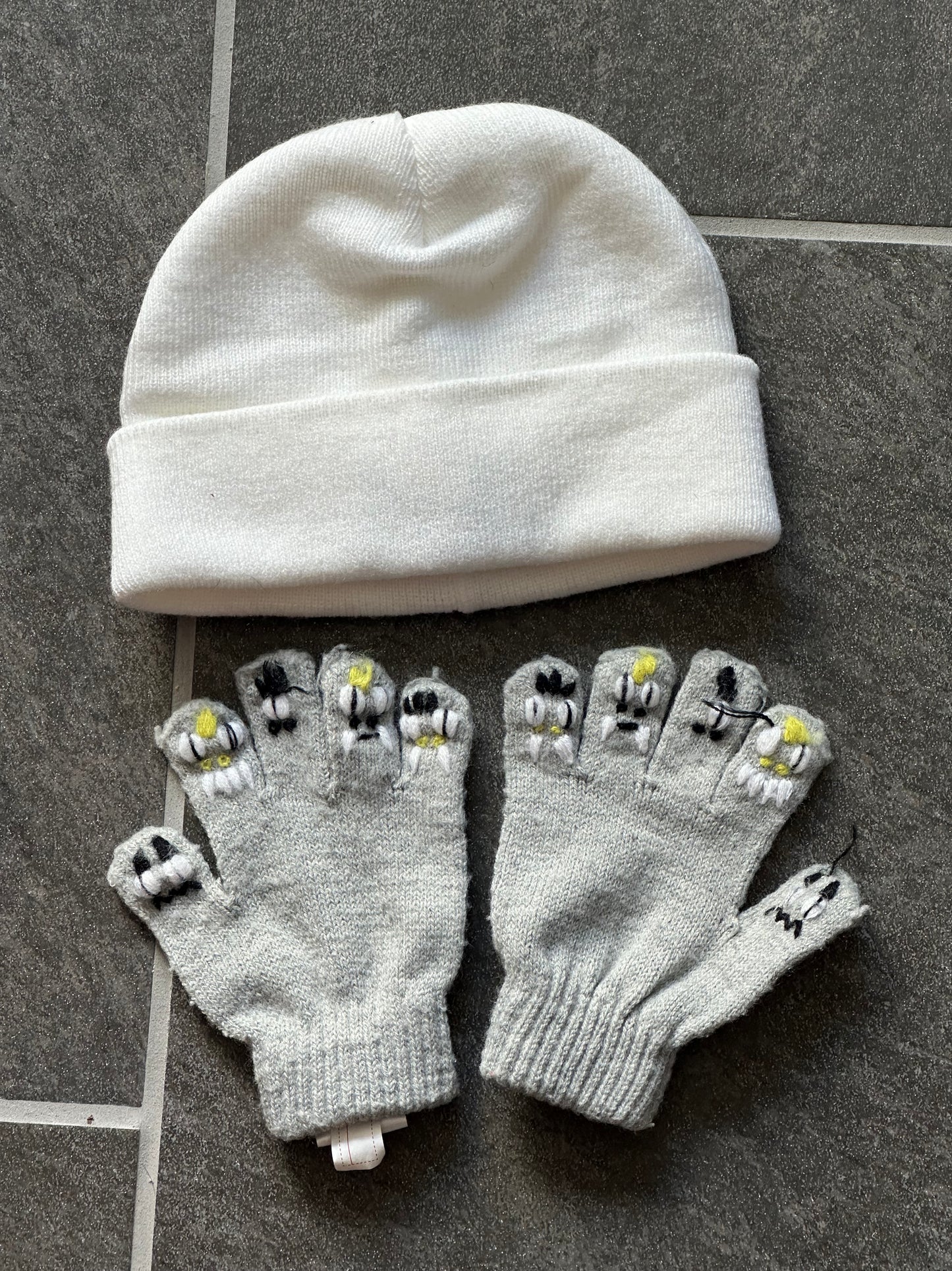 #95A Monster Gloves & White Hat - fit ages 3-5