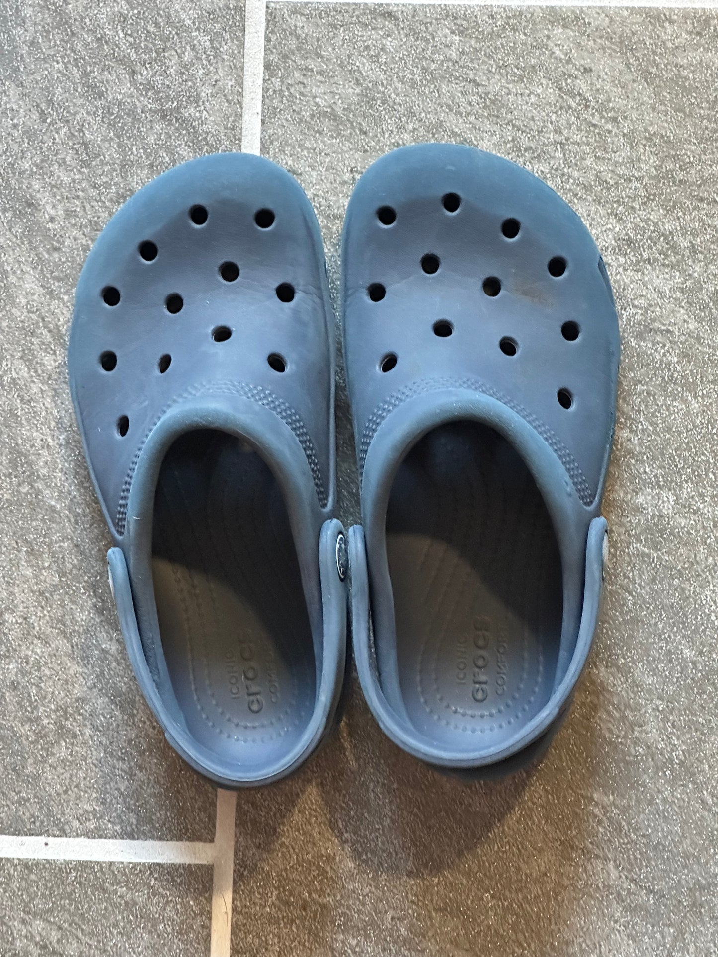 #95A Navy Crocs - size J1