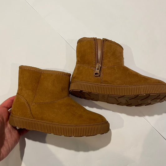 #126 Girls Cat & Jack sz 10 Tan Low Winter Boots EUC