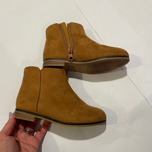 #126 Girls Cat & Jack sz 10 Tan Boots EUC