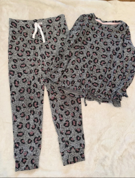 #46 Girls 4/5 Cat and Jack outfit thin material- great for these transition weather days guc