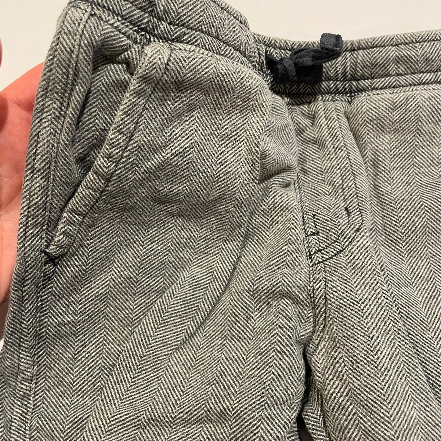 #126 Boys Tea sz 3 Gray patterned pants EUC
