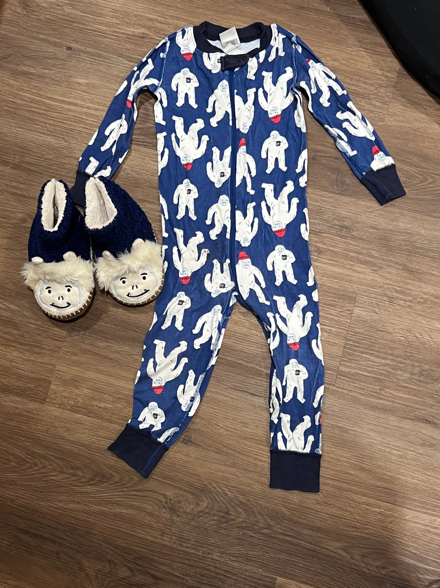 #24 size 3 Hanna andersson slipper and zippy bundle