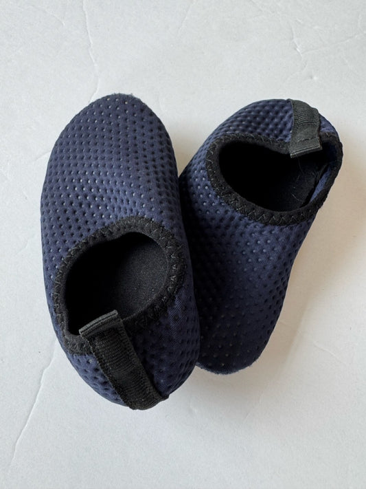 #190 Watershoes, Size 4T