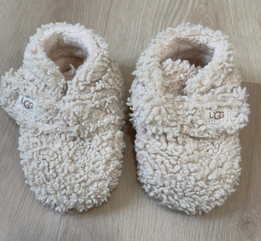 REDUCED! #49 GN baby Uggs size 4-5