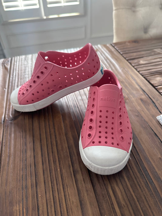 Girls Native shoes size 9 (pink)
