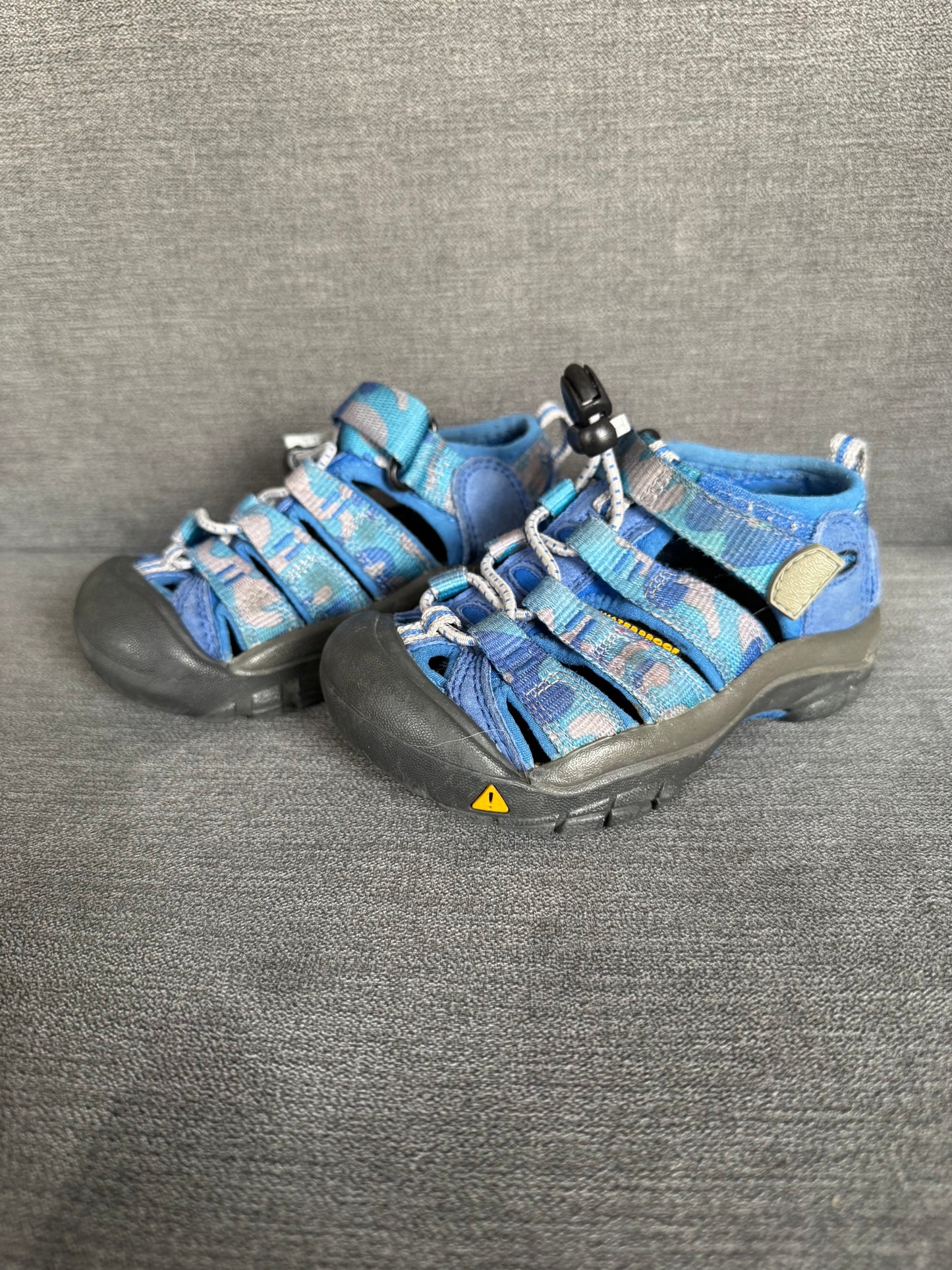 #32 Keens sandal Boys size 8, blue
