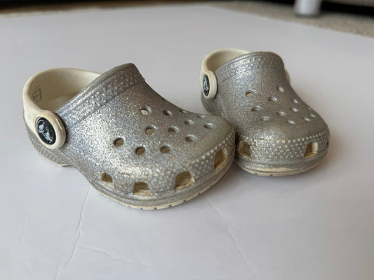 #190 REDUCED Crocs Classic Shoes, Size 5T