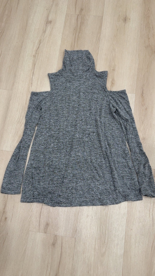 REDUCED! #49 A Pea in the Pod gray cold shoulder top size L