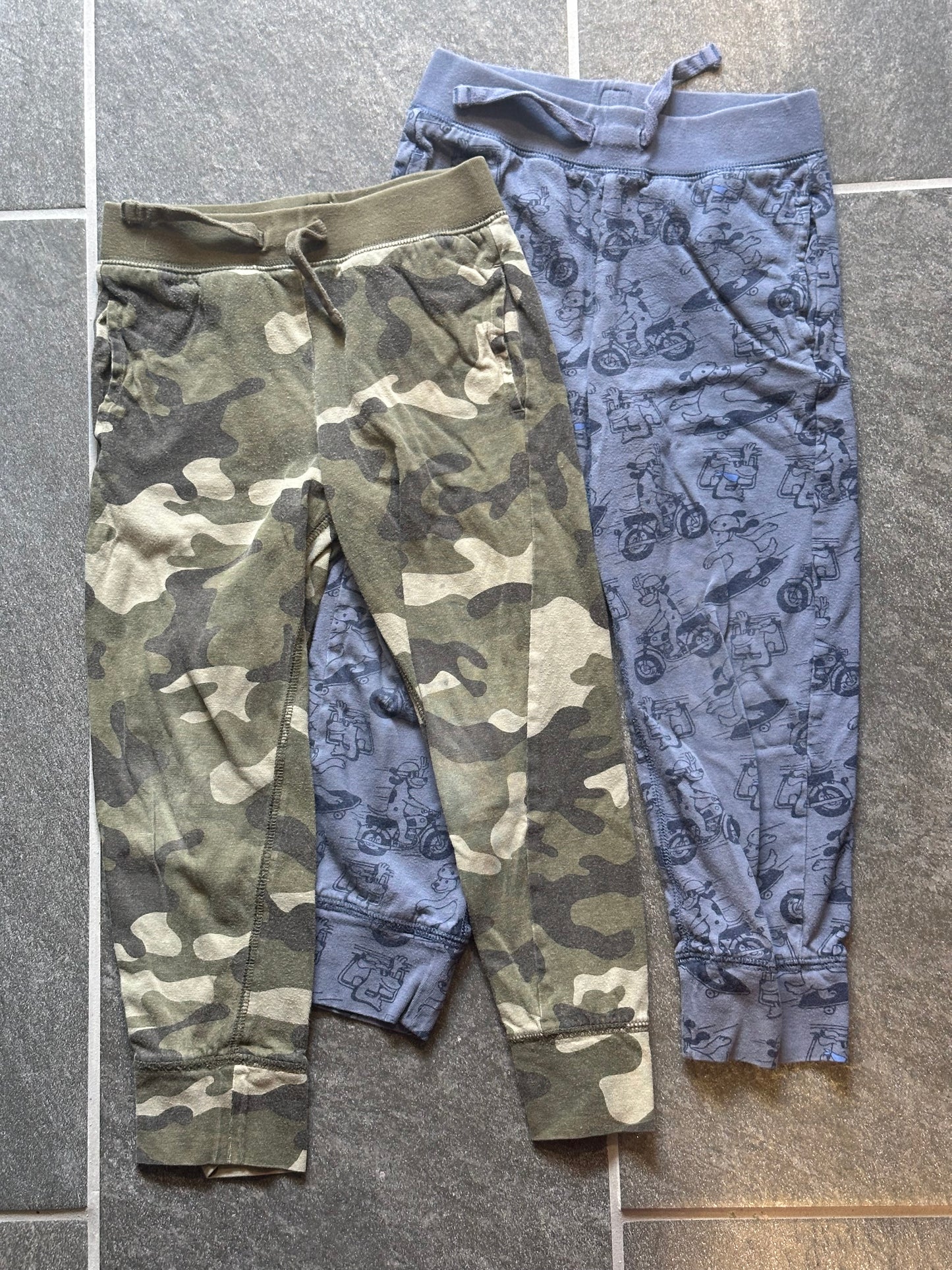 #95A REDUCED Gap Organic Cotton Playtime Favorites Joggers - size 5T - camo & dogs on motorcycles