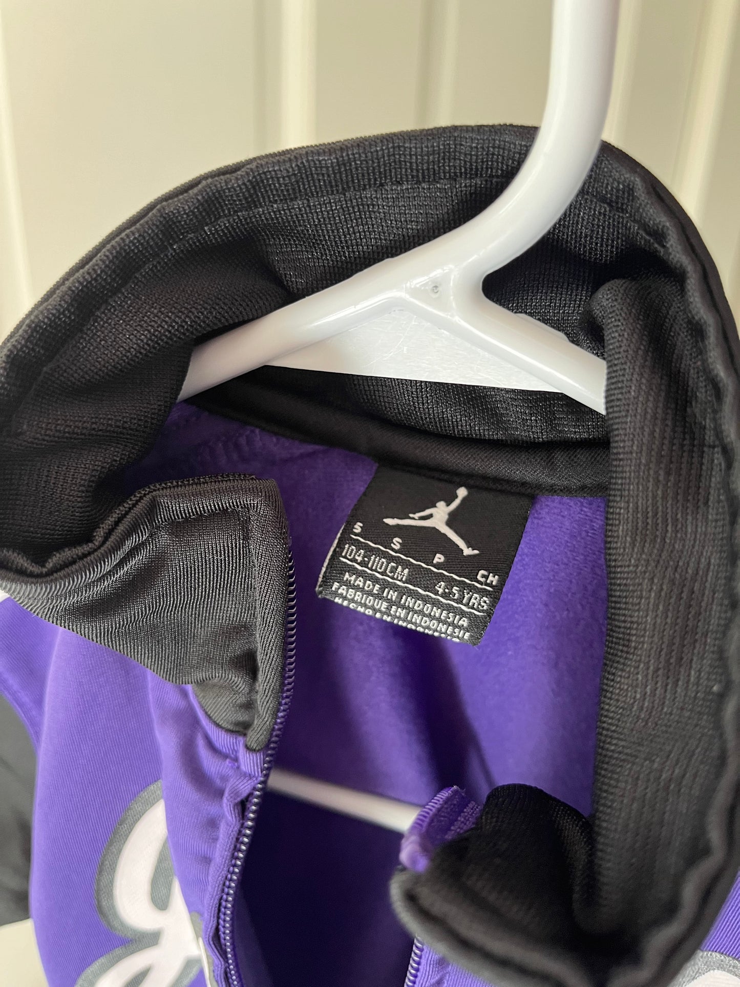 Boys size 4 boys size 5 (4-5) Nike Jordan Purple and Black Zip up Jacket  PPU Evendale 45241