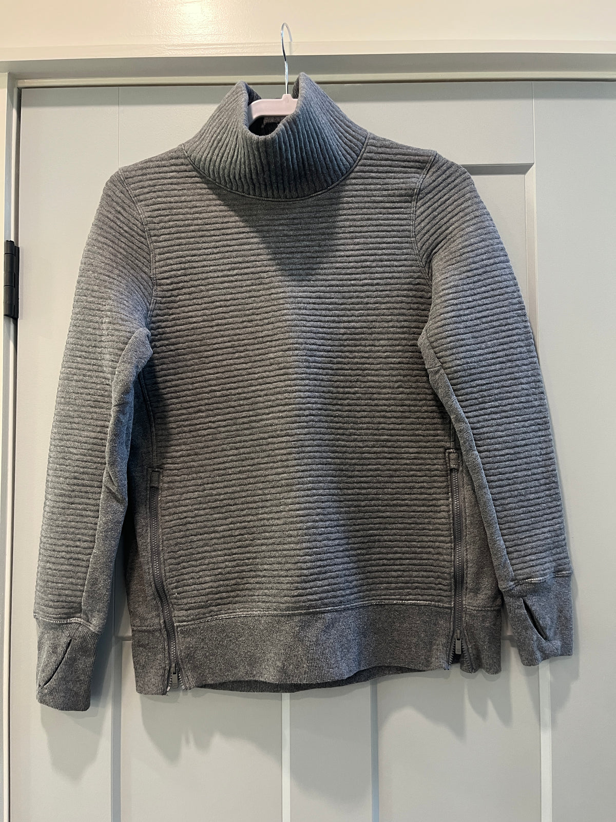 135 Target brand ribbed grey pullover, thick, Size xs, can be dressed up or down