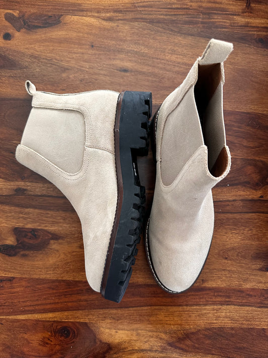 #30 Size 9 Beige Calson Chunky Chelsea Boots, New Condition