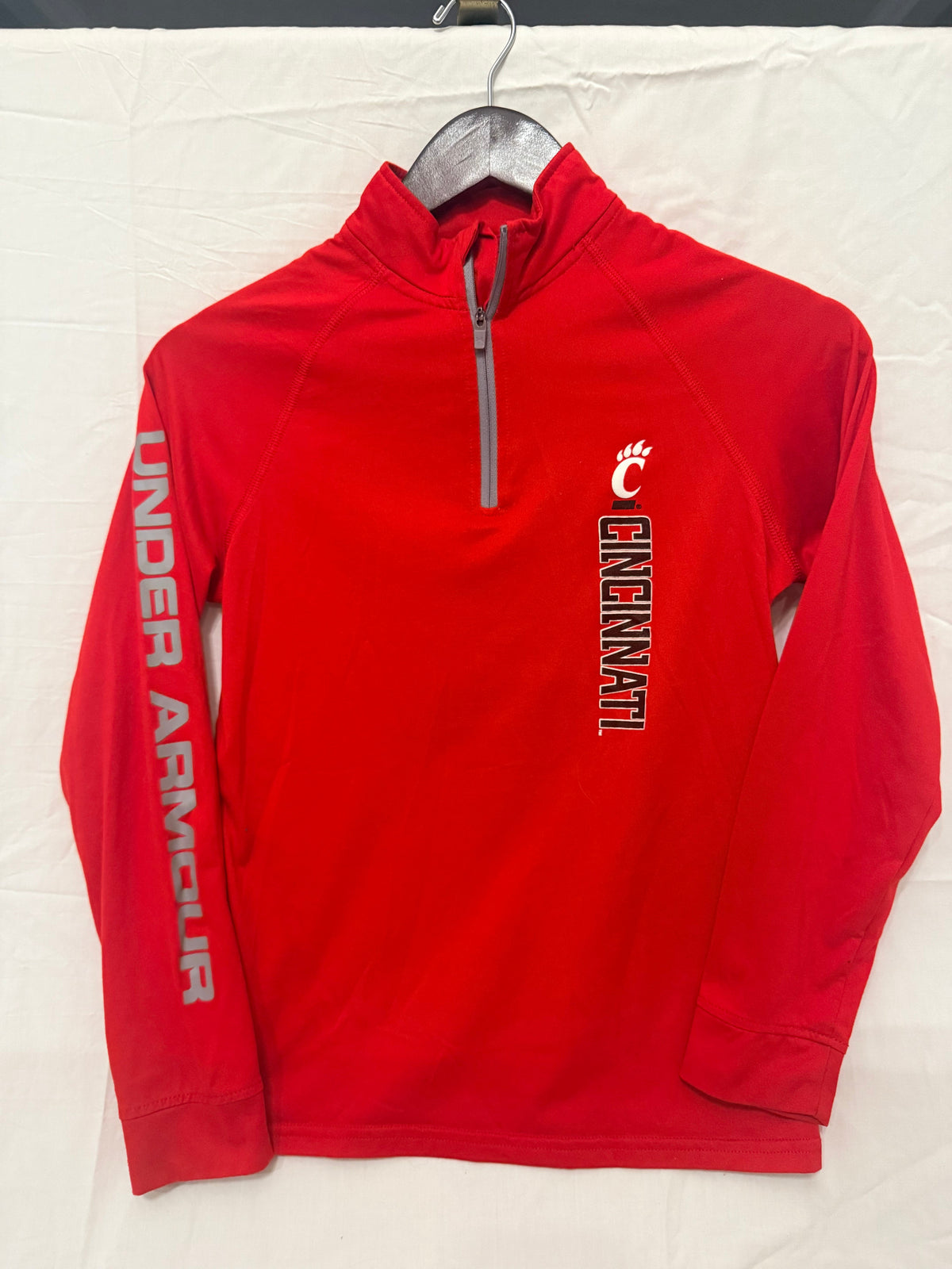 #143 Under Armour UC University of Cincinnati Bearcats 1/4 zip red pullover size medium (M 10/12)