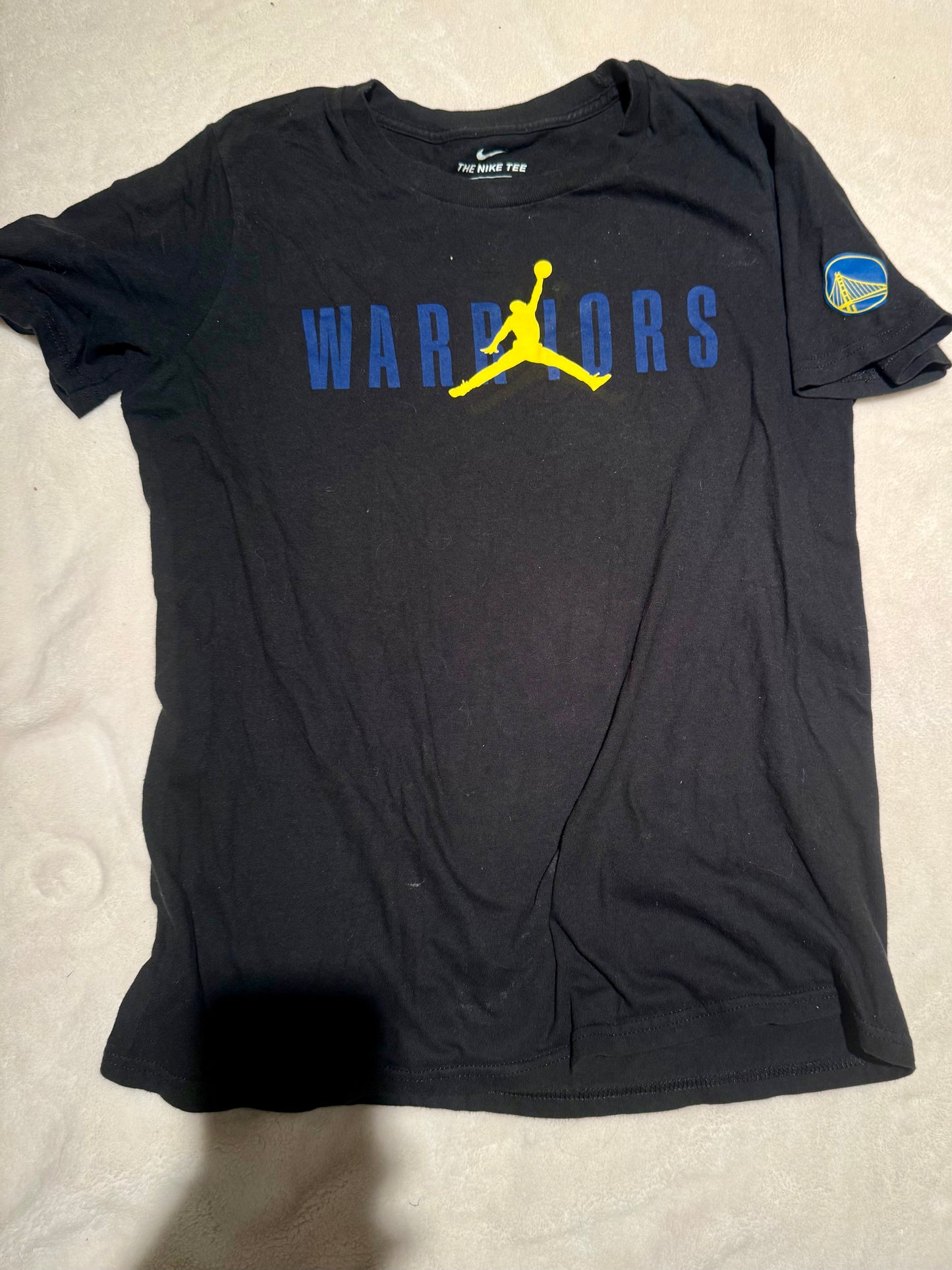 136 EUC Nike L golden warriors T-shirt