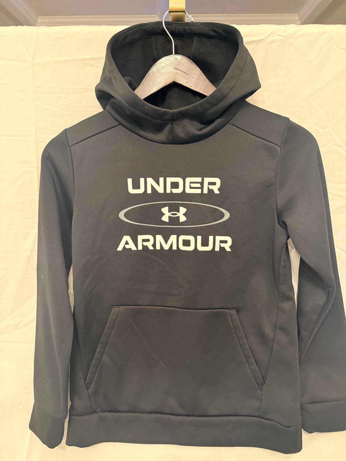 #143 Under Armour boys hooded sweatshirt black size Small (6/8)