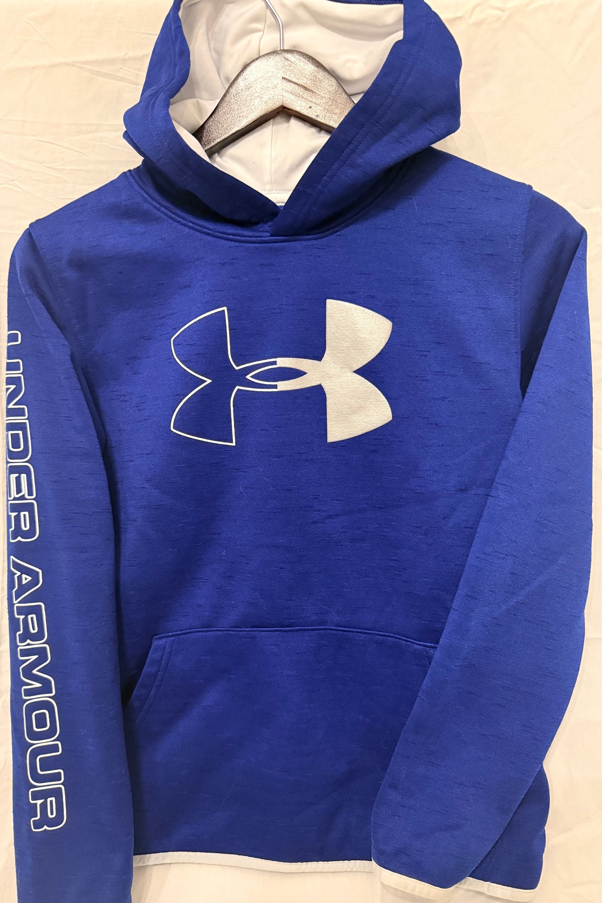 #143 Under Armour hooded blue sweatshirt boys size XL (16/18)