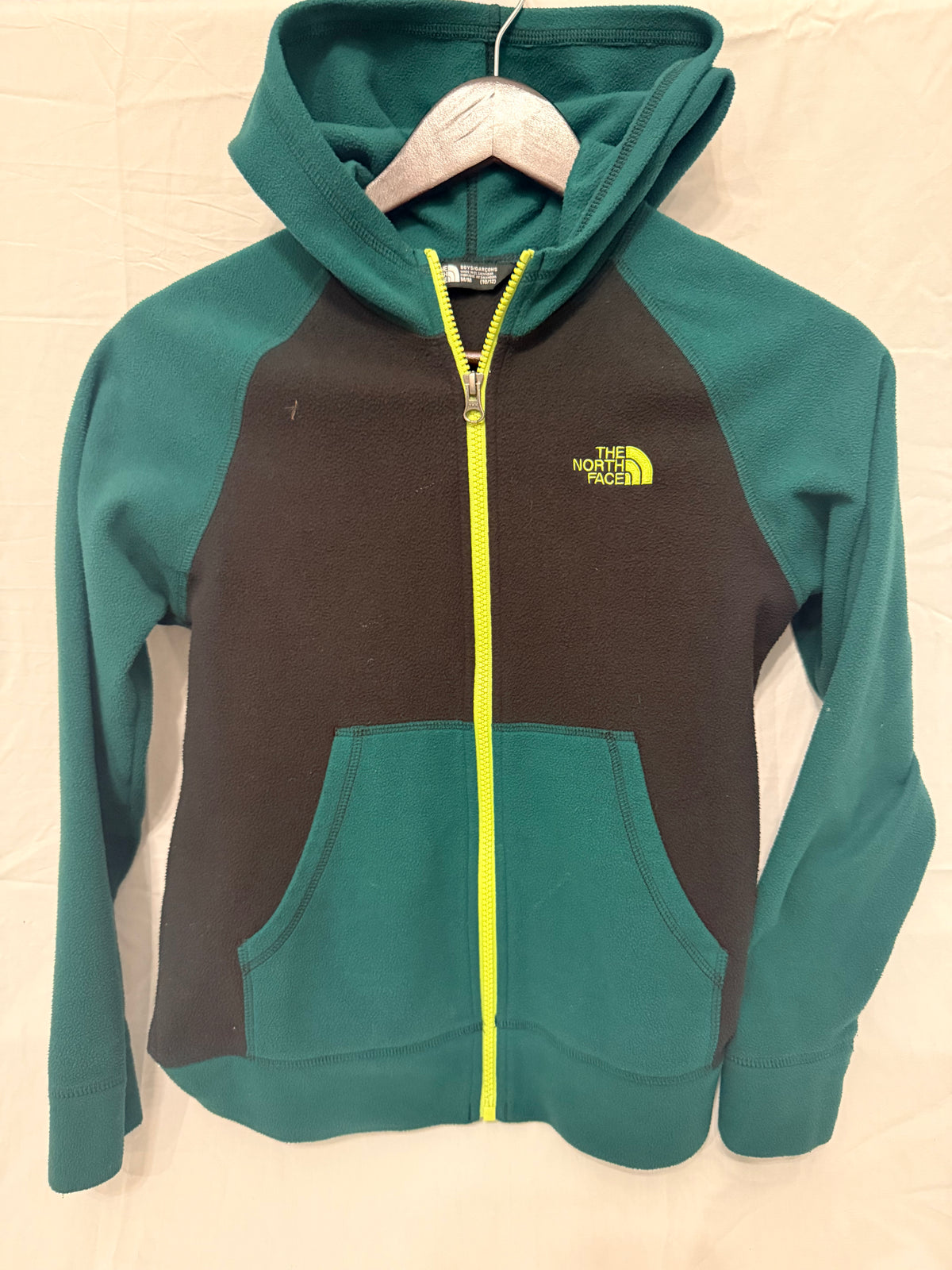 #143 The North Face zip up fleece hooded jacket boys size medium (M)