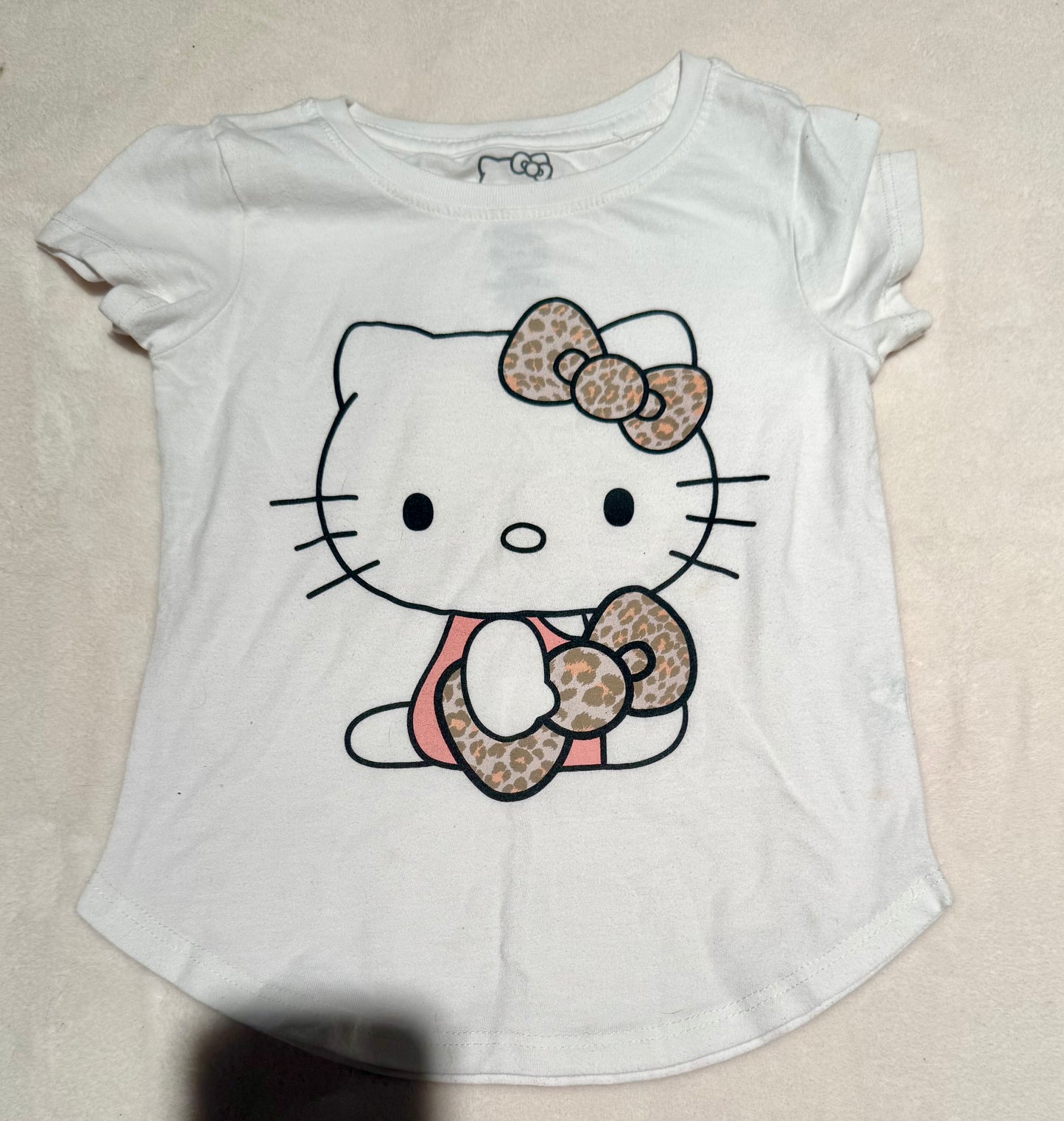 136 EUC hello kitty tshirt size 4/5