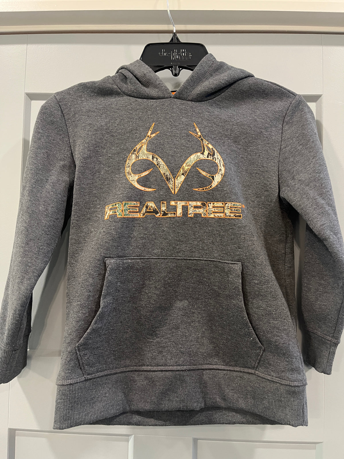 135 BNWOT, realtree grey hoodie YS
