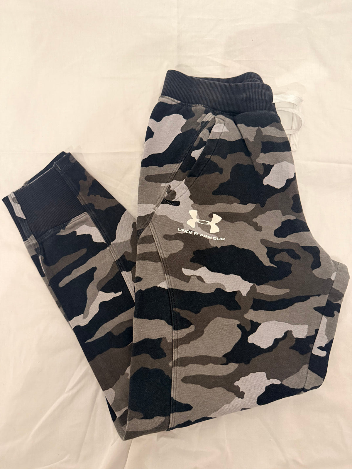 #143 Under Armour camo sweatpants joggers boys size large (L)