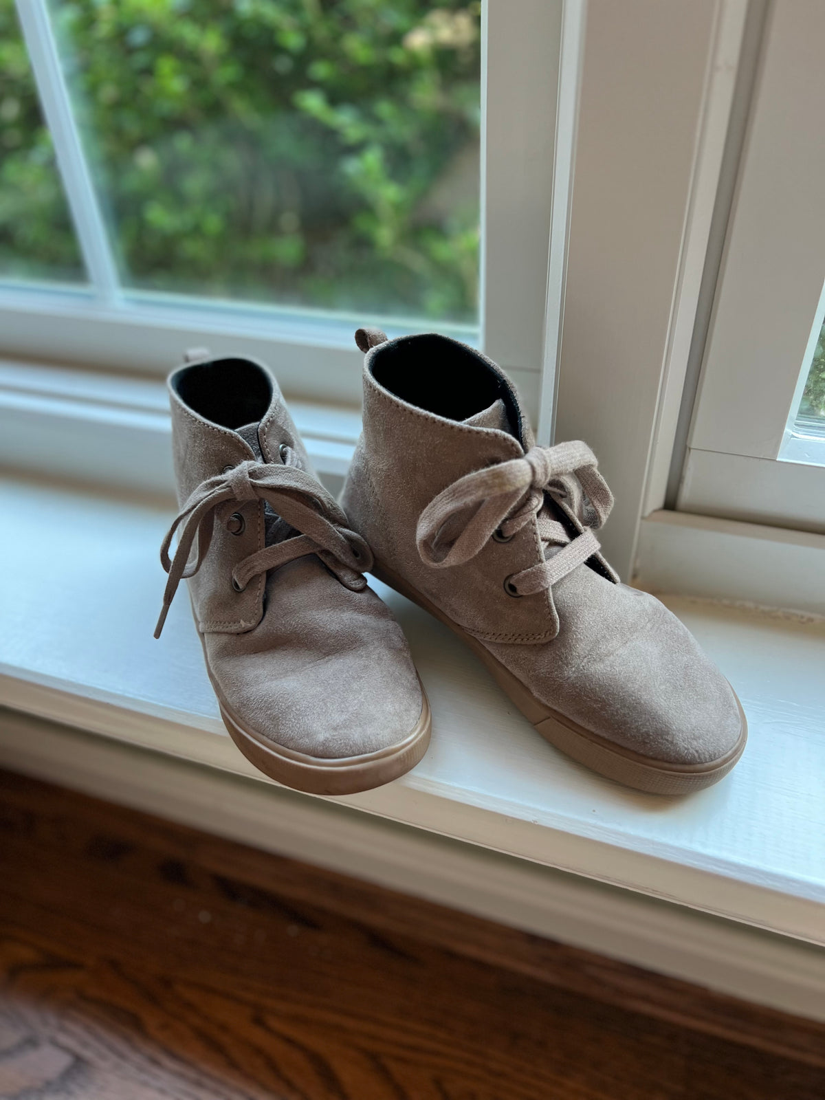 Seller #115 - Crazy 8 Boys Size 1 Tan Suede Lace Up Ankle Boots, VGUC