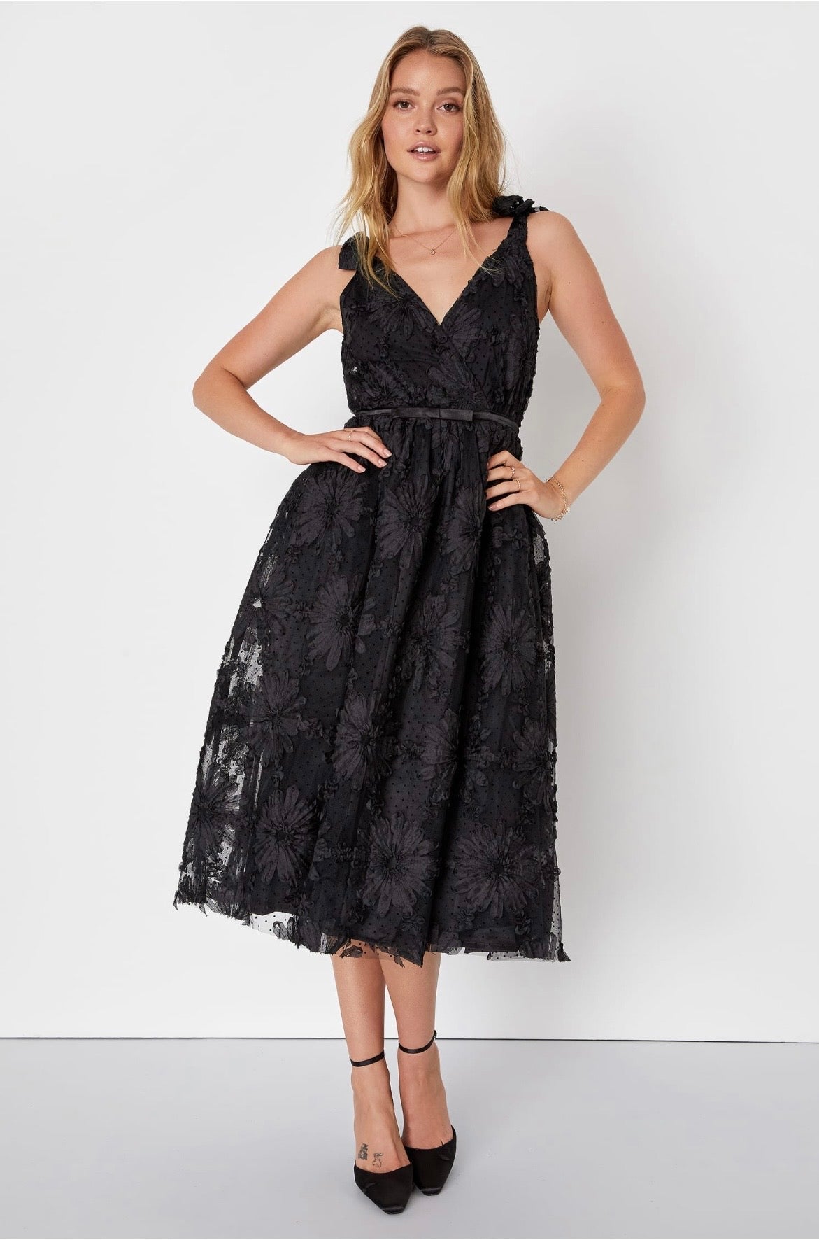 #65 Lulus Women’s Medium Black Floral Appliqué Midi Dress